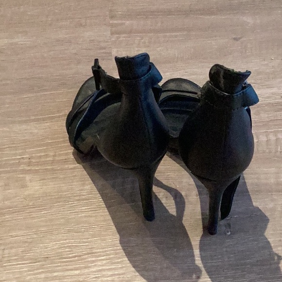 Joie black heels like new condition - Picture 2 of 4